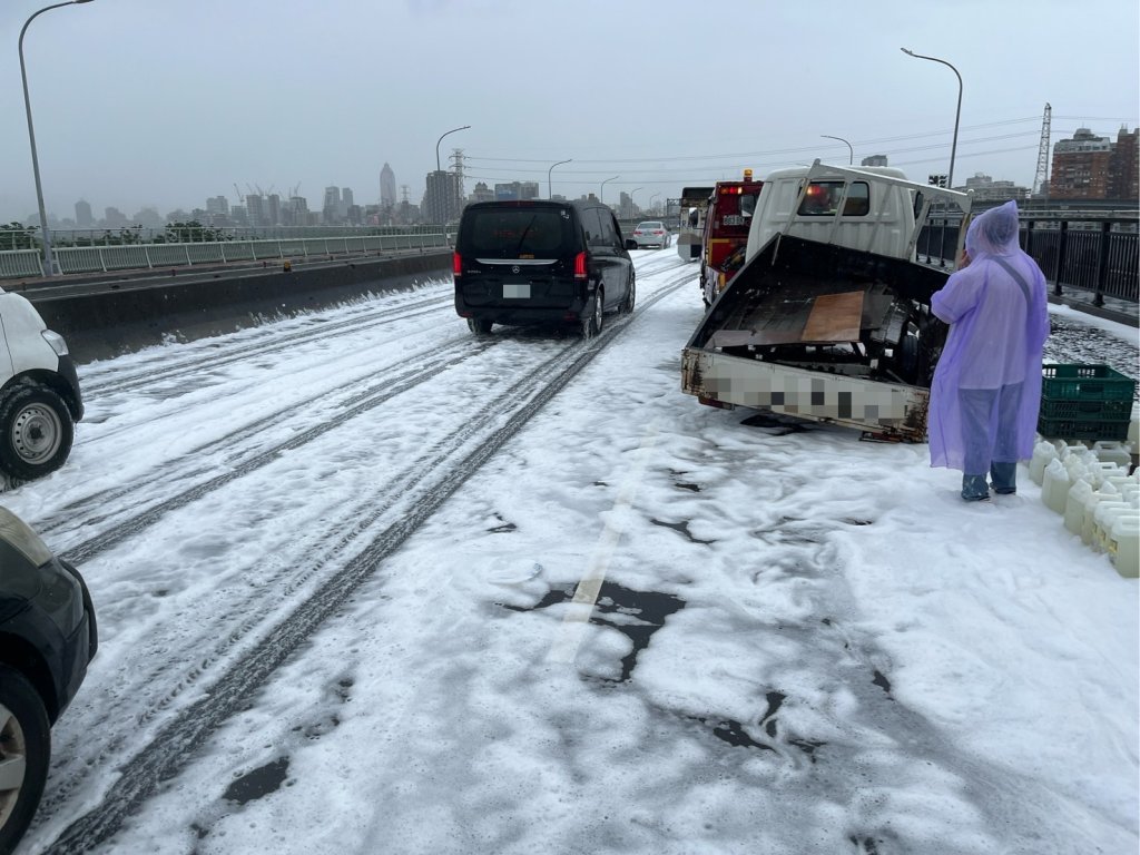 華江橋事故車清潔劑外溢產生大量泡沫酷似雪景