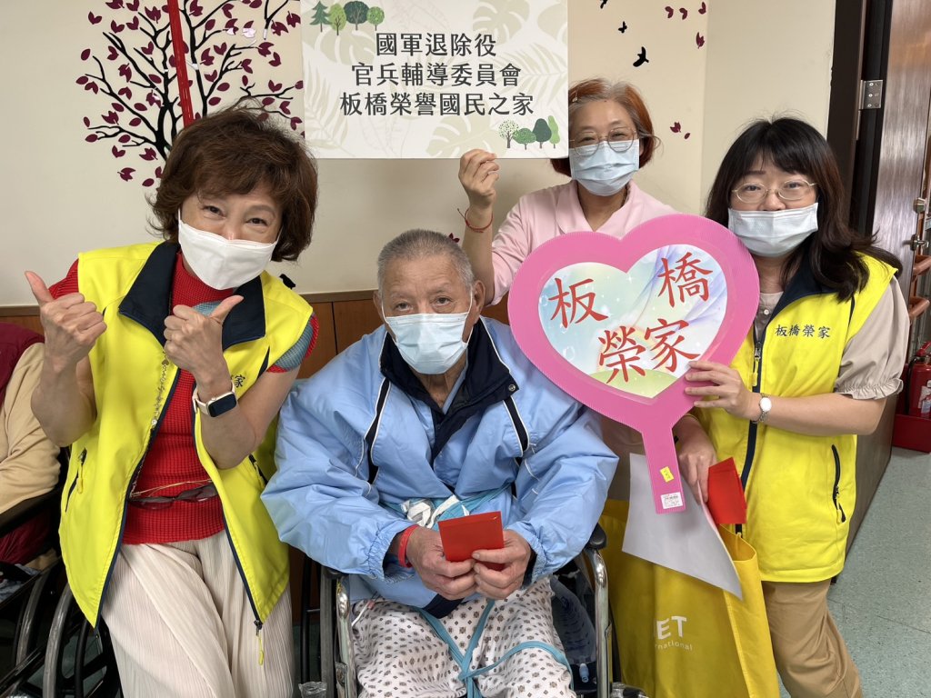 板橋榮家主任端節前夕探視住院病號感到受家的溫暖