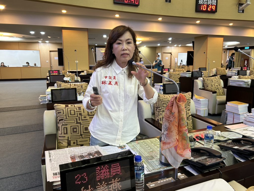 哈赫拿爾公園開幕後 遊覽車來了 「蛇」跟浪浪也來了！ 秘境之旅成了可怕之旅？！