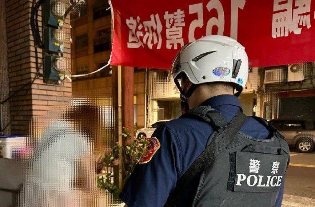 酒醉斷片——醉臥人行道 深夜女子路倒　大同暖警護送回家！