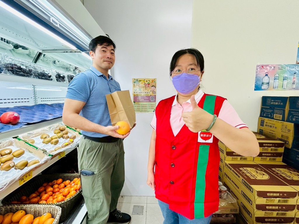減塑從買菜開始！臺南市環保局結合農會超市推蔬果裸賣