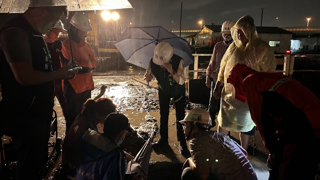 南區灣裡地區傍晚瞬間強降雨淹水 地政局重劃工程動員緊急應變排除