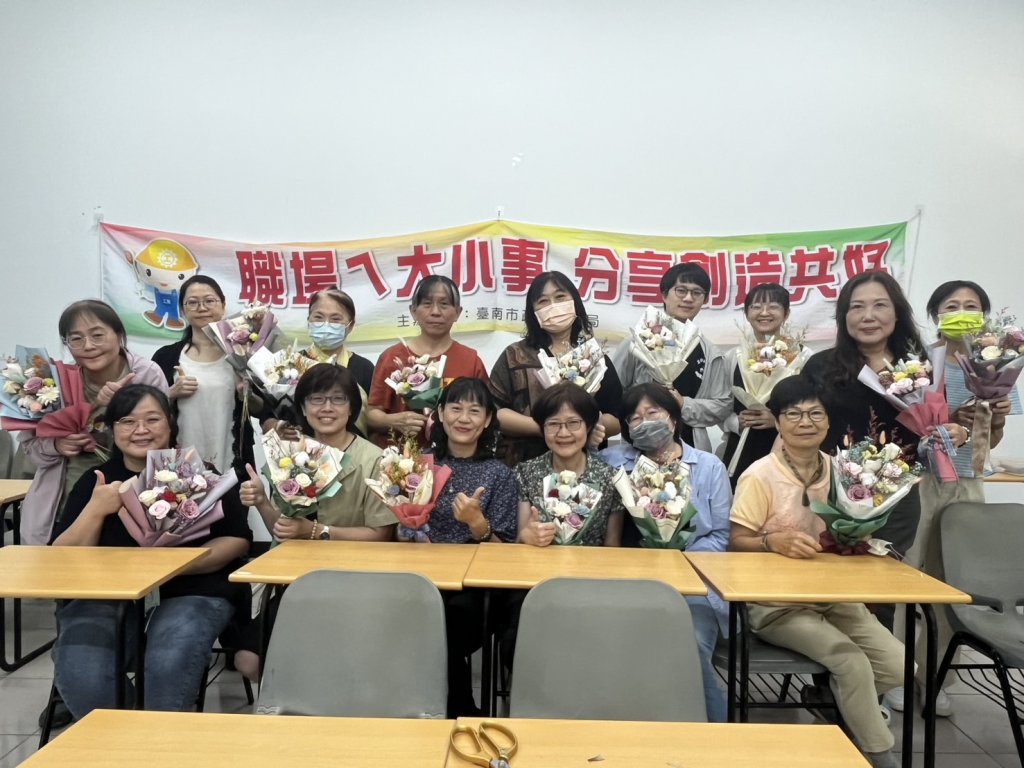 勞工局曾文園區舉辦生活花藝課程 學員親手創作花藝提升生活美學
