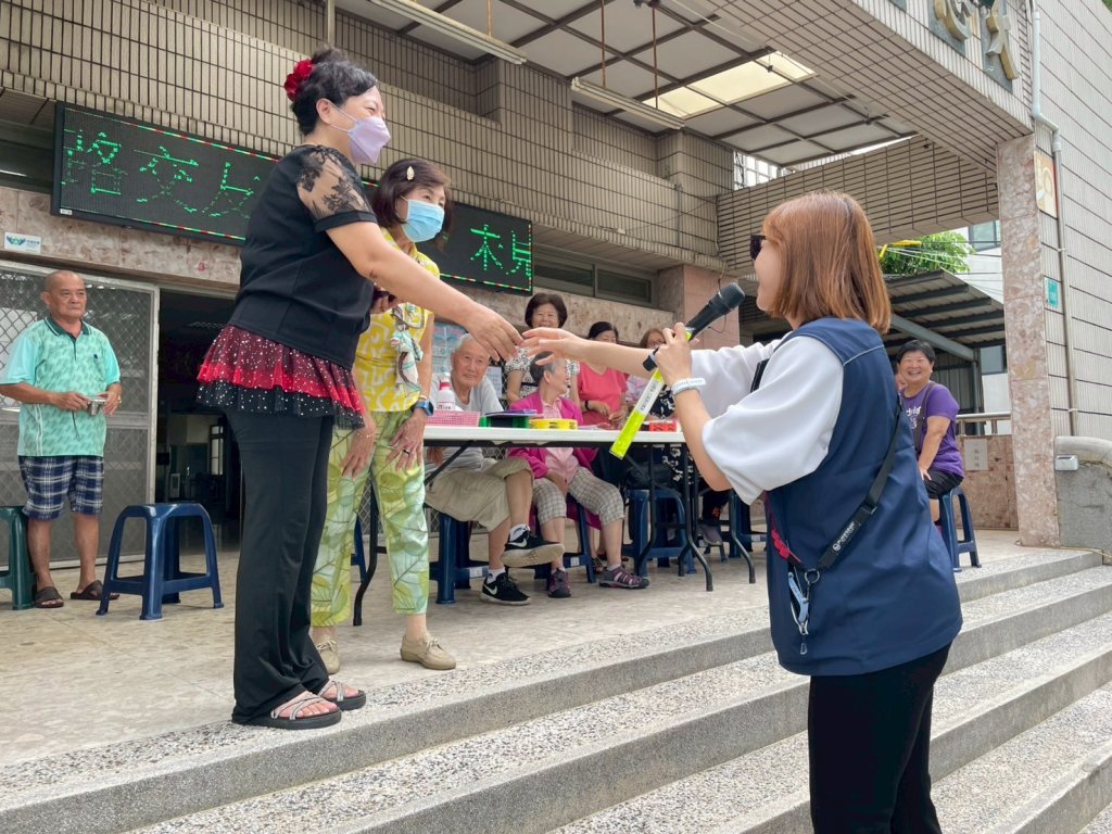 交通大隊與社會局聯手活力文康車巡演 歌聲歡唱中宣導高齡者交安新風貌
