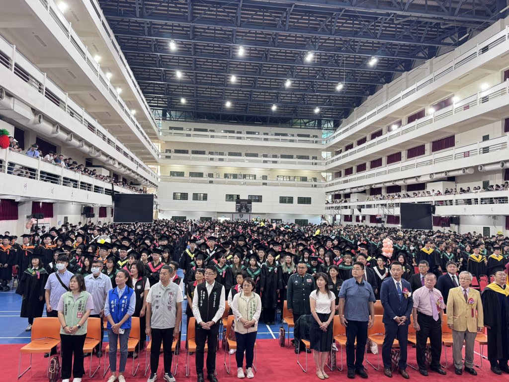 中華醫大畢業生校園巡禮互道珍重再見 年過半百夫妻檔胡明芳高玉娟攜手圓夢完成碩士學位一家大小獻花傳溫馨