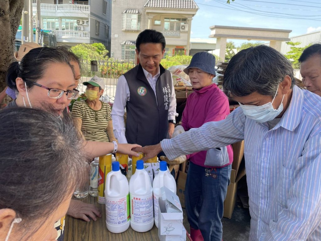 宣揚回收物兌換日用品環保理念 立委林俊憲為麻豆環保里長鍾慧琴加油
