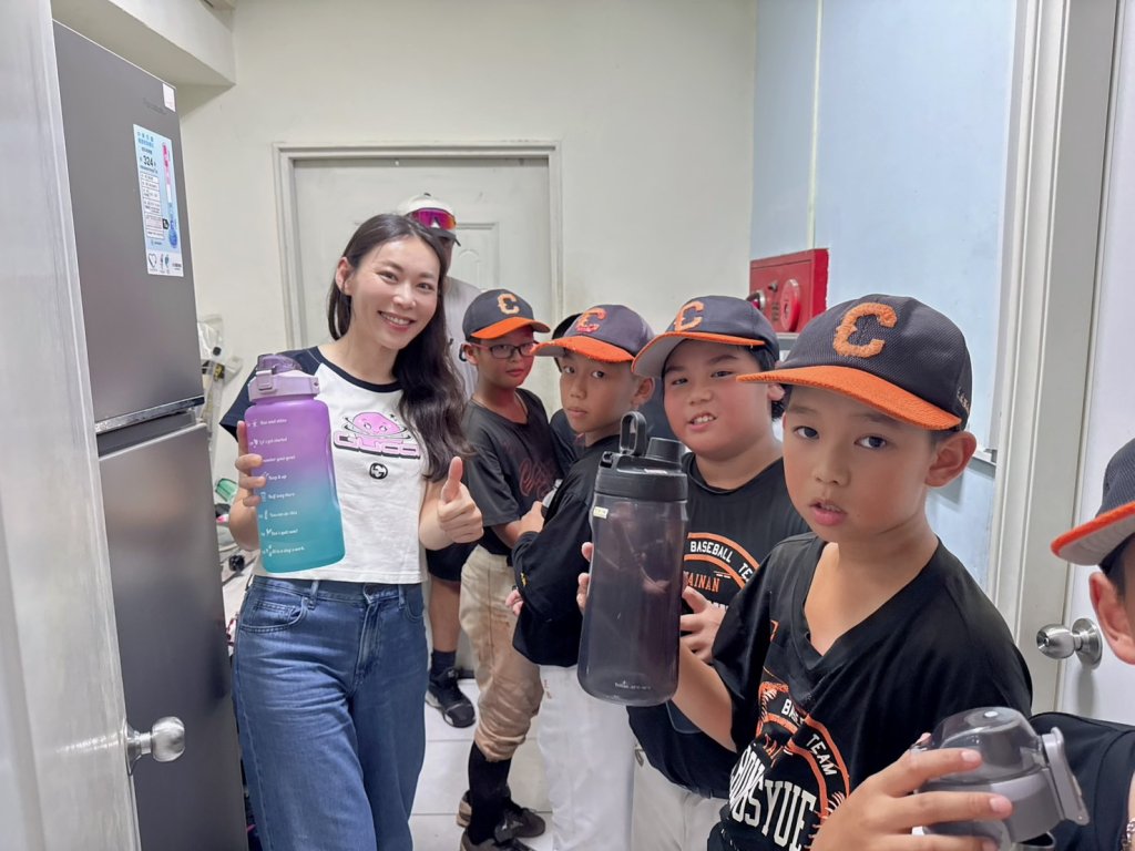 捐贈崇學國小少棒淨水器 市議員曾之婕期勉球員再創佳績