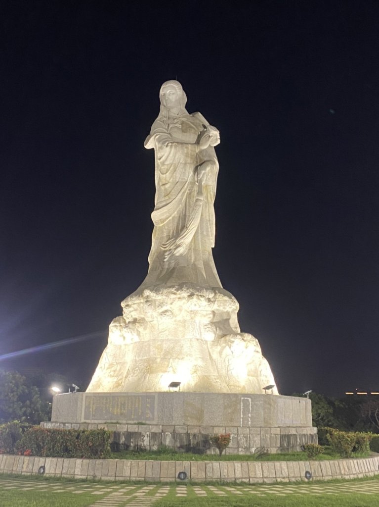 林默娘公園雕像經過市議員李啟維爭取之下晚上終於變亮了