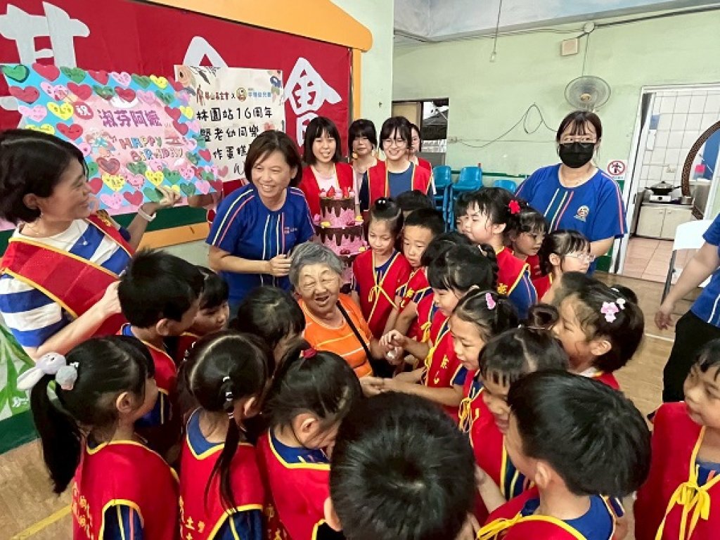 「奶奶，生日快樂！」三代同歡感恩茶會 溫暖林園孤老心