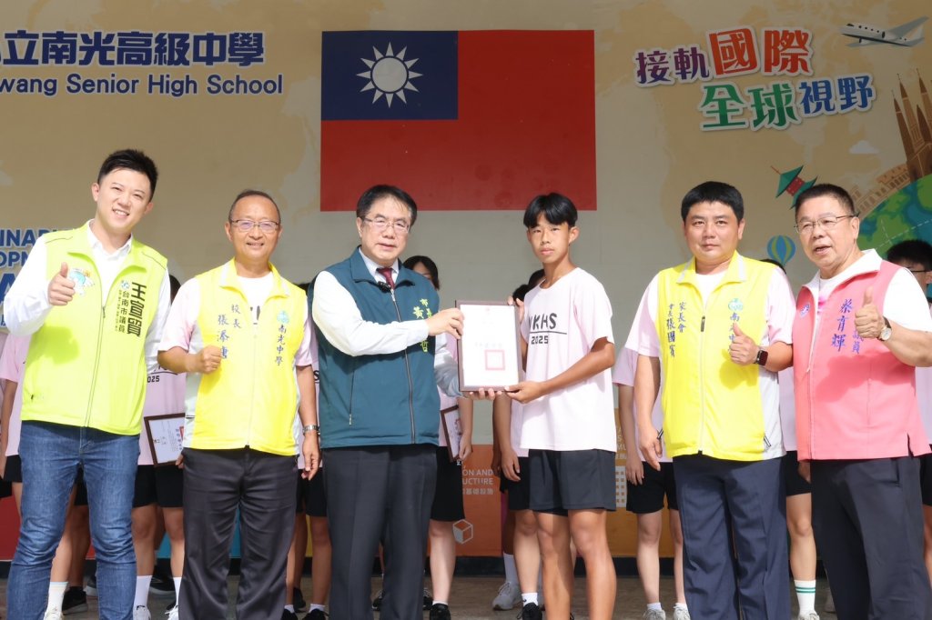 肯定南光中學全國大隊接力奪冠  黃偉哲前往頒獎鼓勵選手再接再厲