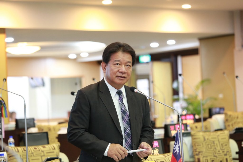 政府宣布明年起長者換照年齡下修為70歲 市議員郭信良盼政府要有配套措施