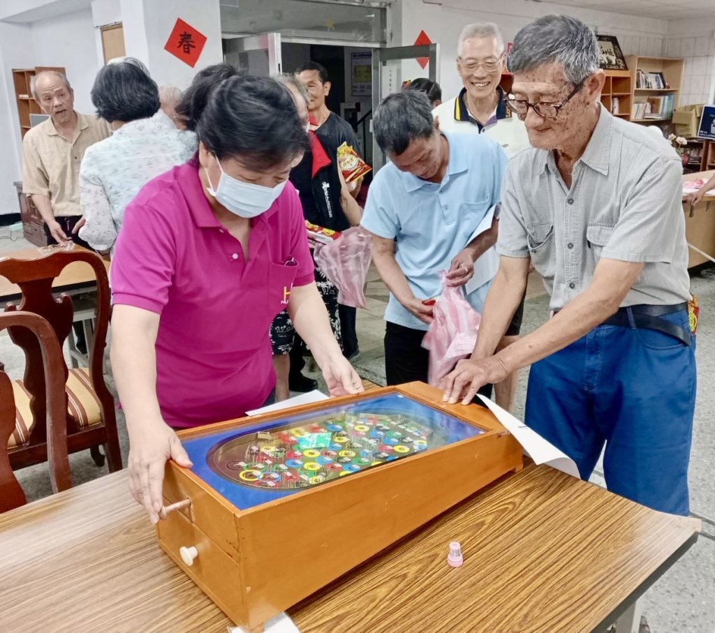 台北榮家老榮民童玩趣味競賽　各個興致勃勃身手矯健