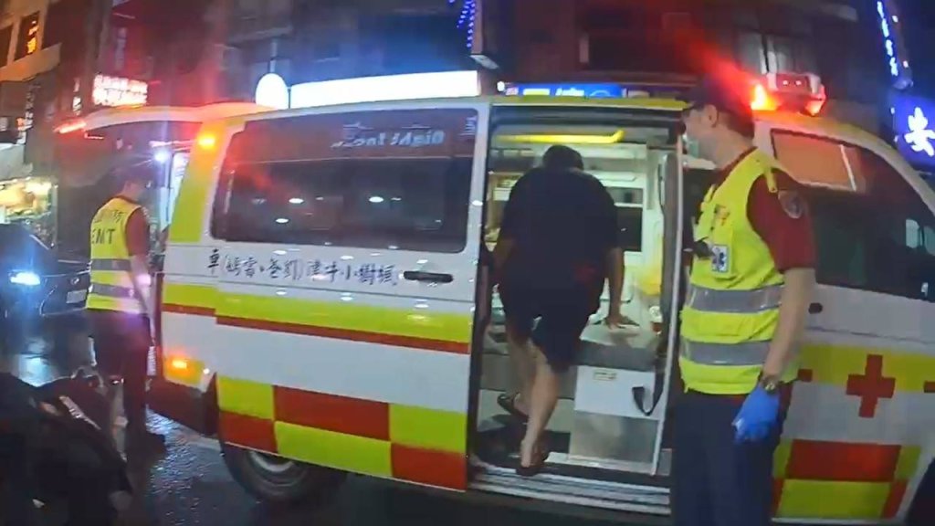 你欠我錢! 男子情緒不穩揮水瓶民眾驚嚇 桃園警消合力強制送醫