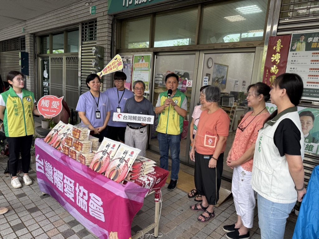 民代結合善眾熱心企業合捐逾千公斤米麵物資及善款給台灣觸愛協會