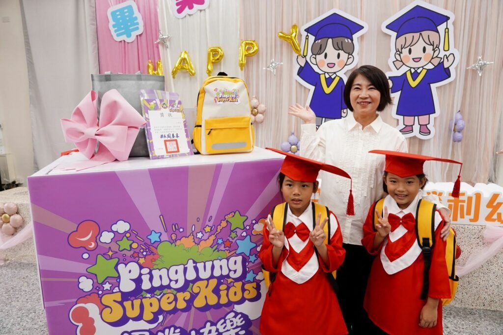周春米為幼兒園畢業生揹上書包　祝福小一新生踏上學習旅程
