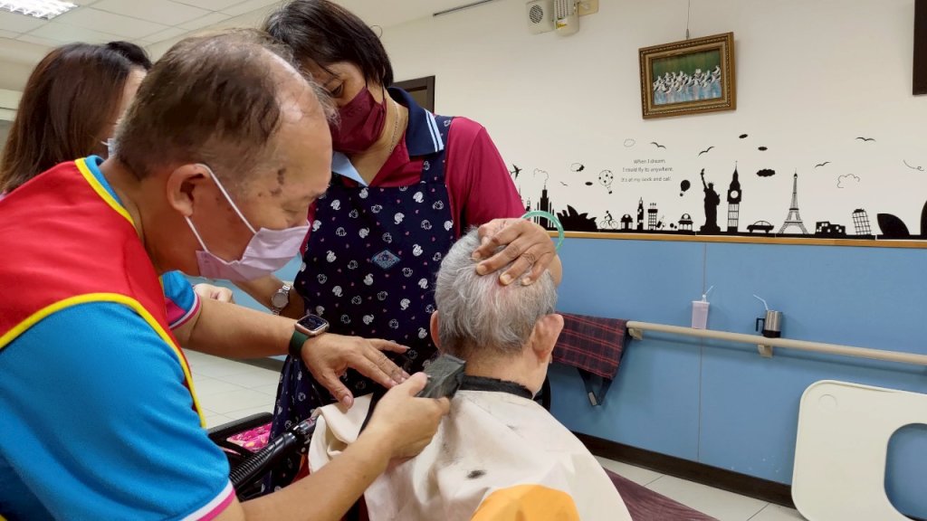 志工義剪送關愛 幫長者傳遞溫情不間斷
