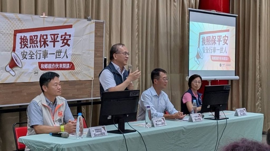 「換照保平安 安全行車一世人」南台灣開跑-交通部政次陳彥伯到廟口和鄉親作伙來開講