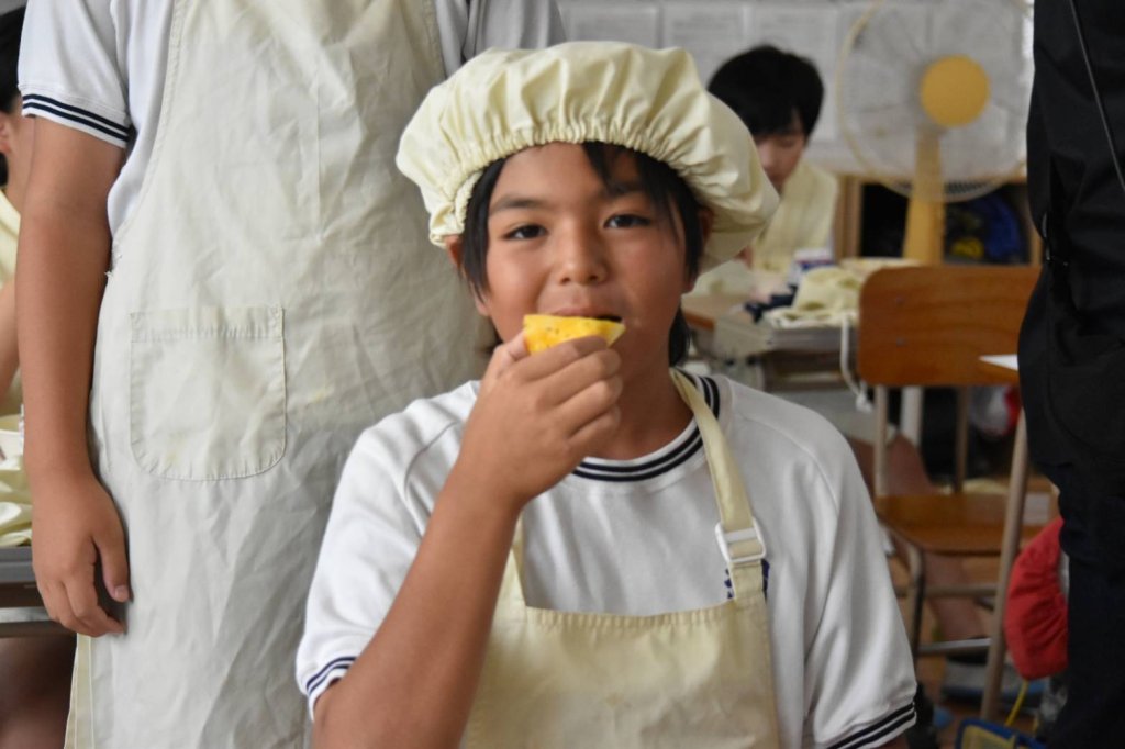 友誼市熊本縣宇土市學童品嘗台南鳳梨 小朋友都表示：好甜、好好吃！