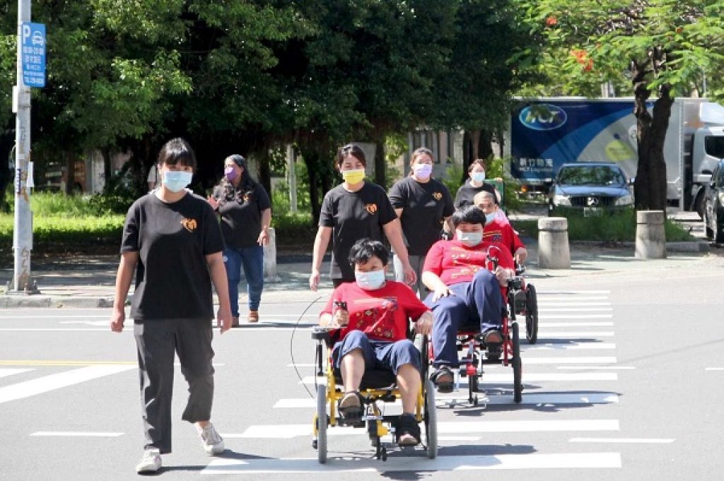 岡山障福中心協助肢體障礙者提升自立與行動力 腳踏式輪椅助攻 