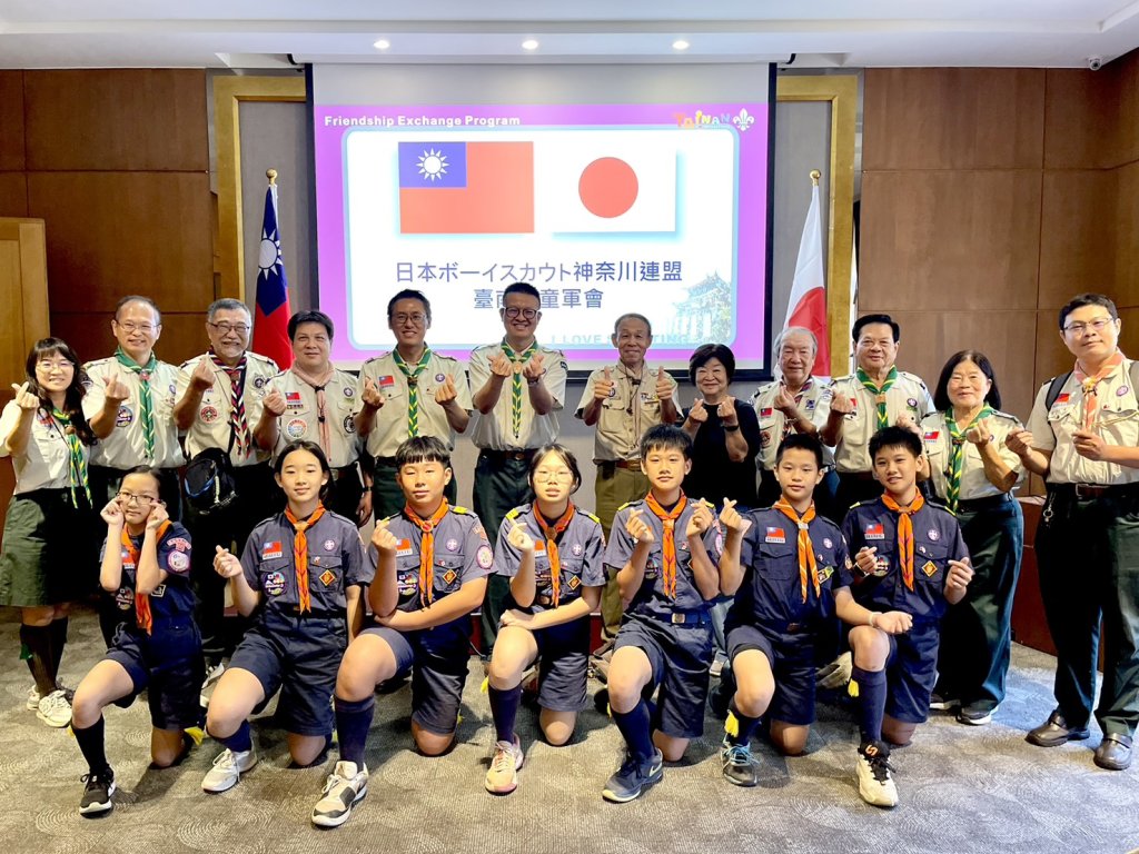 橫濱童軍代表來訪臺南深化交流 黃偉哲致贈芒果鳳梨增進臺日教育友誼