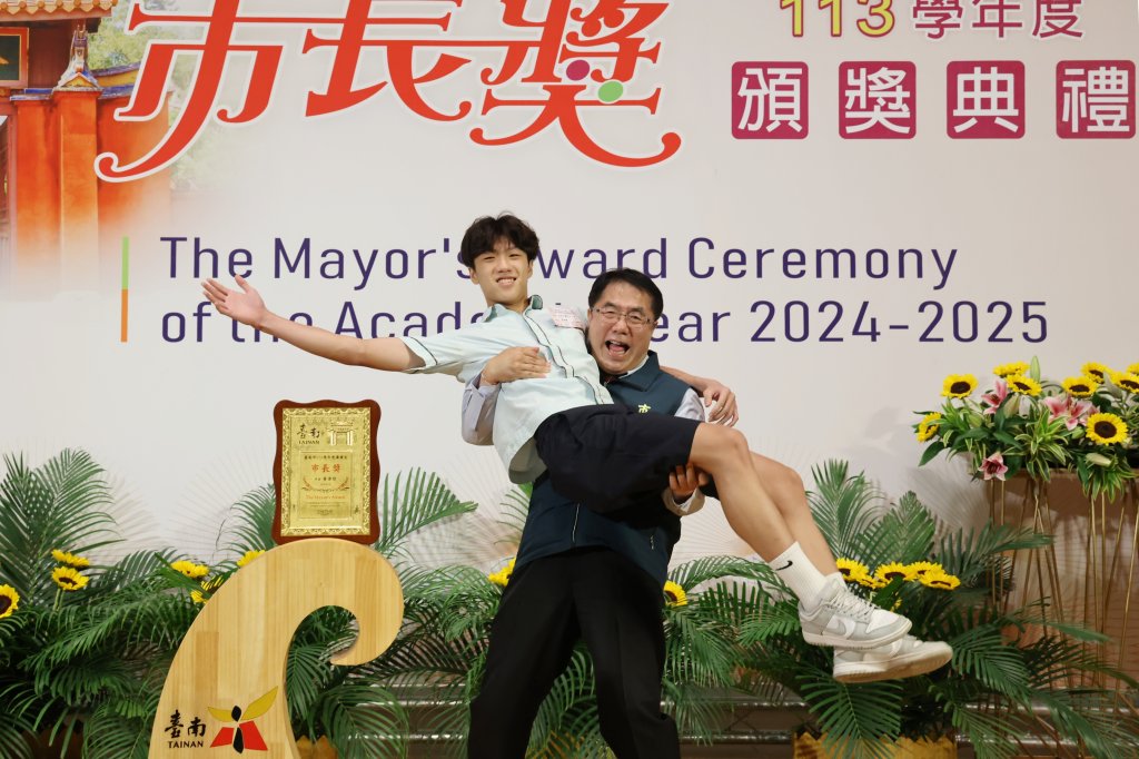 「黃偉哲市長陪你拍」又來了！113學年度首場市長獎頒獎典禮登場  