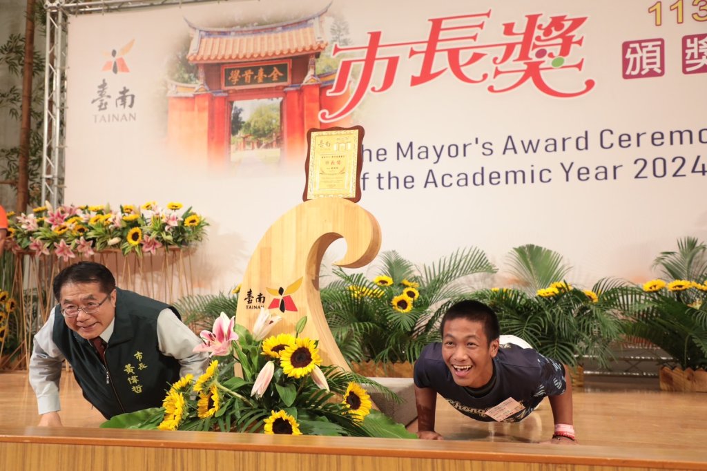台南市「市長陪你拍」慈濟高中第3場次  獲獎學生想盡心思請黃市長一起練「功夫」