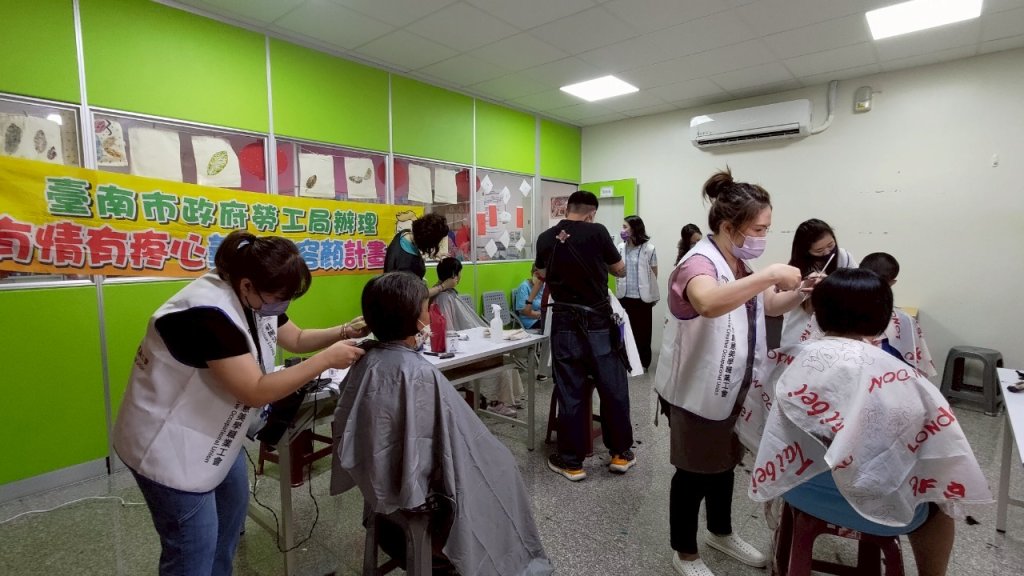 志工義剪暖人心 勞工局用溫暖打造希望家園