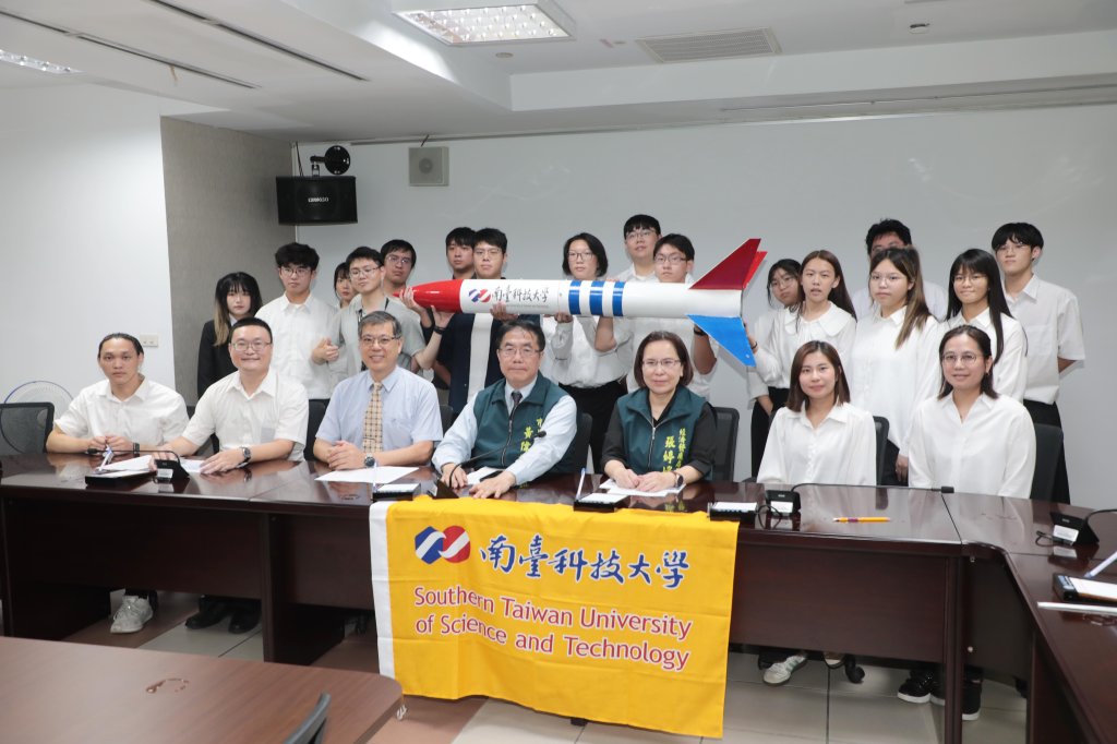 南臺科大五專部火箭團隊晉級台灣盃火箭競賽總決賽 與市長黃偉哲相見歡