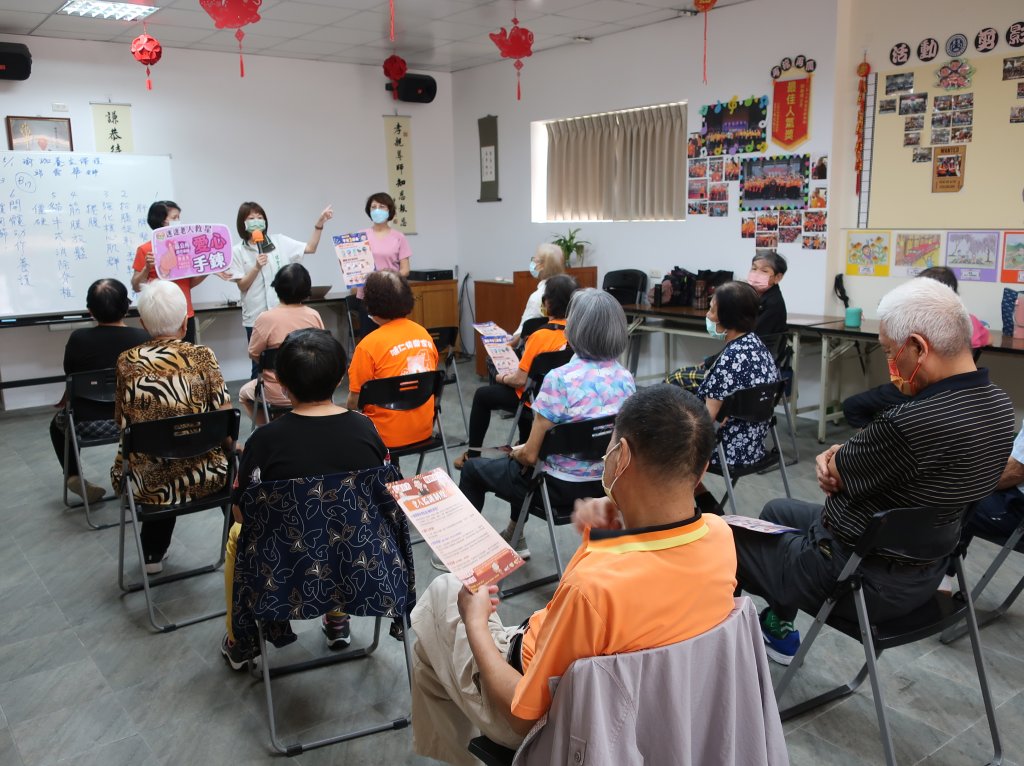 社會局推廣愛心手鍊 守護迷途老人及身心障礙者能走回家的路