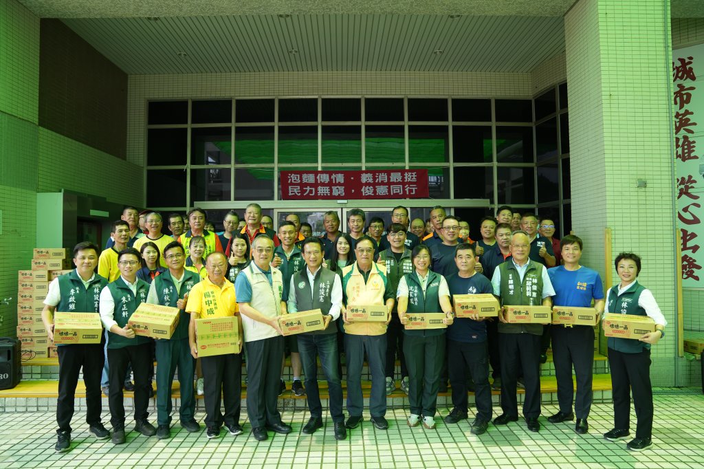 林俊憲媒合善心企業 捐贈200箱泡麵向台南義消英雄致敬