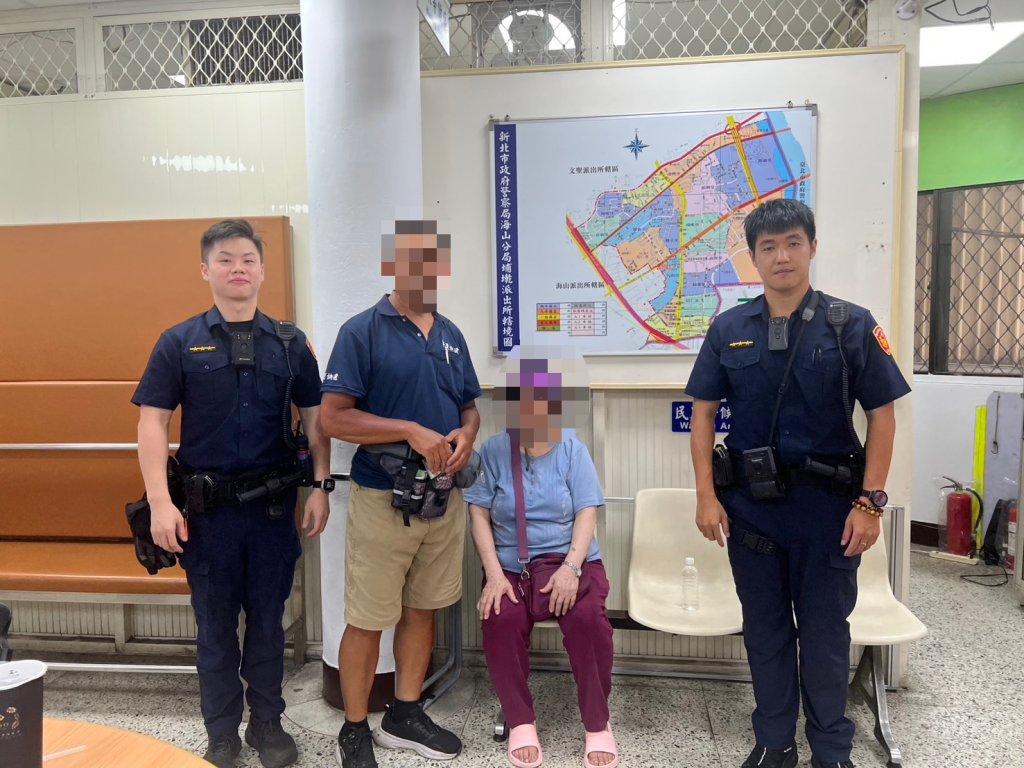 海山暖警助迷途老婦聯繫親人帶她回家