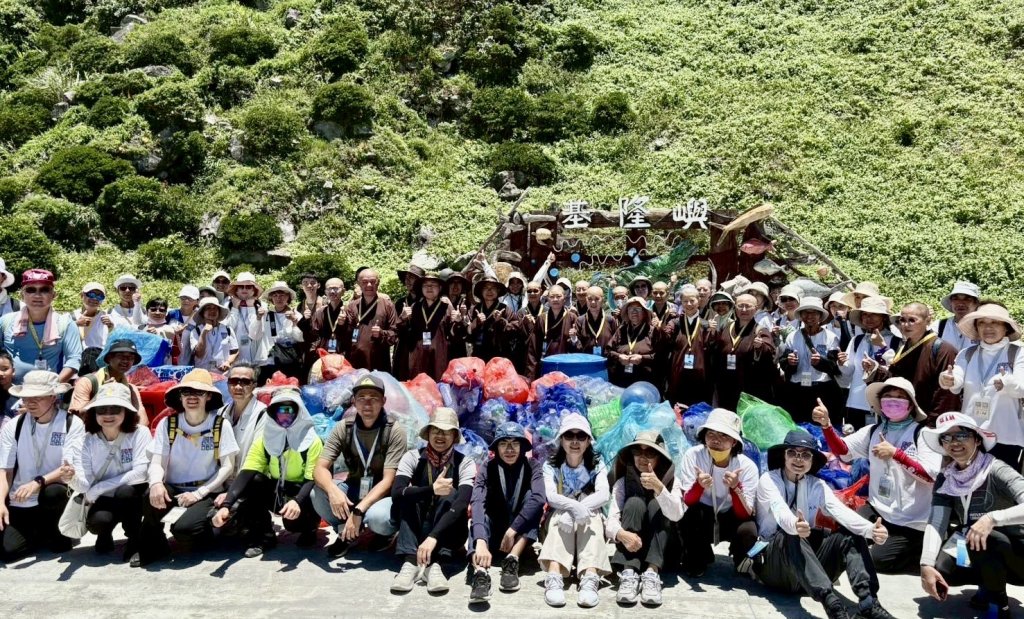 灑大悲水 x 誦大悲咒　靈鷲山基隆嶼淨灘並放流萬尾魚苗行願無盡愛地球