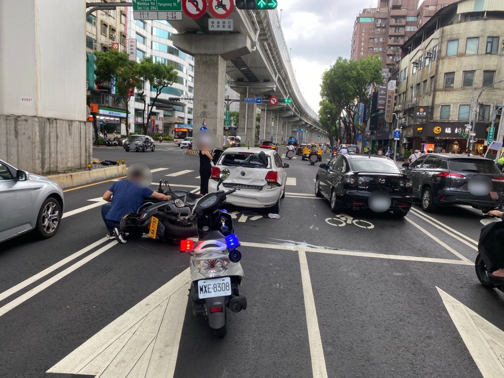黃牌重機一家4貼追撞前車幸好沒事