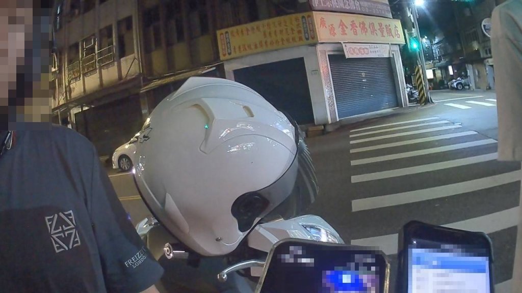 無照謊報他人名 員警立即拿出手銬他慌了