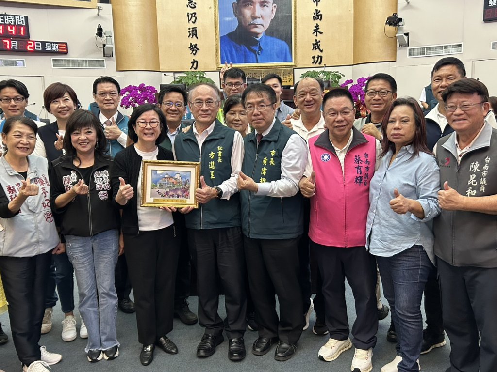 台南市議會第4屆第5次定期會閉幕 市府秘書長方進呈將退休議會致贈紀念匾