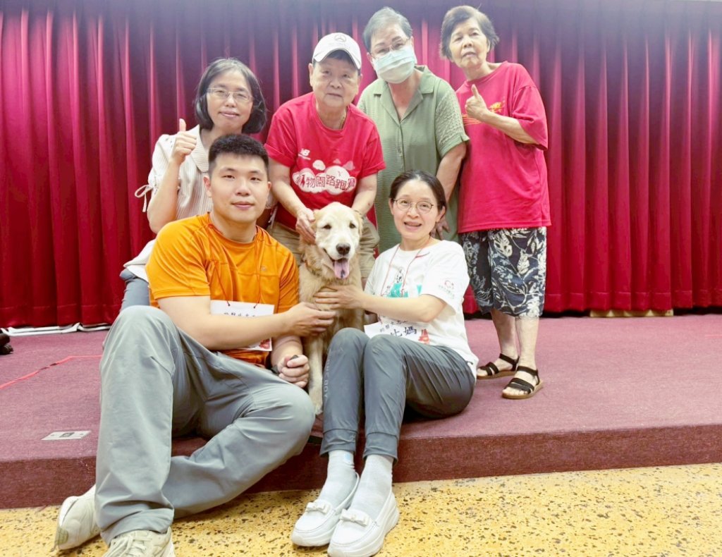 毛孩撒嬌賣萌秀才藝　八德榮家結合萌寵動物輔療團體推展動物輔療打造長者幸福頤養生活環境