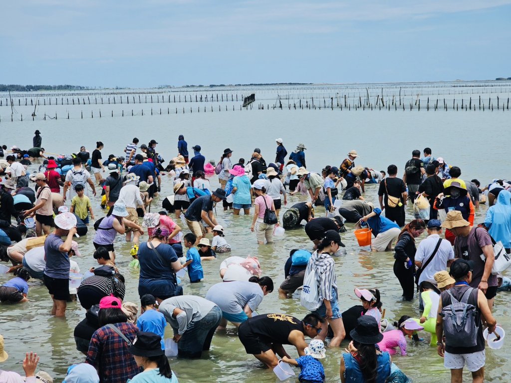 「2025臺南七股海鮮節」熱鬧開幕  因丹娜斯颱風影響 明(6)日挖文蛤活動取消 