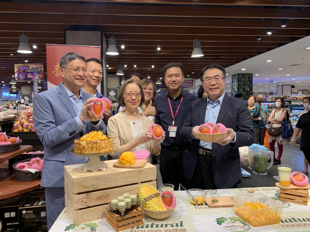 國際打拼行銷 黃偉哲攜台南芒果赴大馬甜蜜吸引當地民眾的味蕾