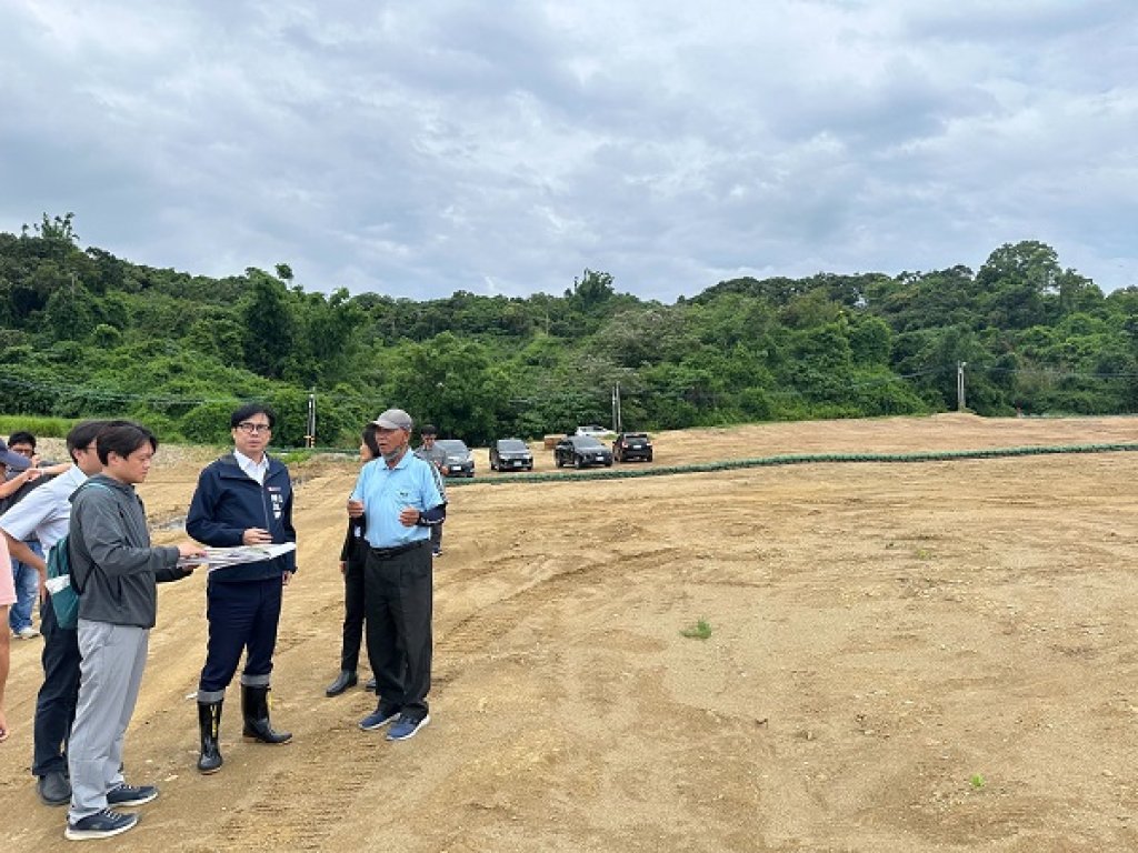  丹娜絲颱風逼近 陳其邁市長邀集和山里長勘查大樹和山光電場防汛措施 並督導仁武排水清淤作業