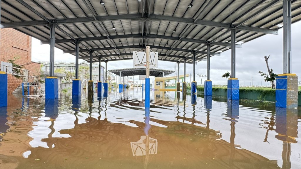 丹娜絲颱風肆虐 南市國中小教職員齊力復原校園環境 全面防堵登革熱疫情