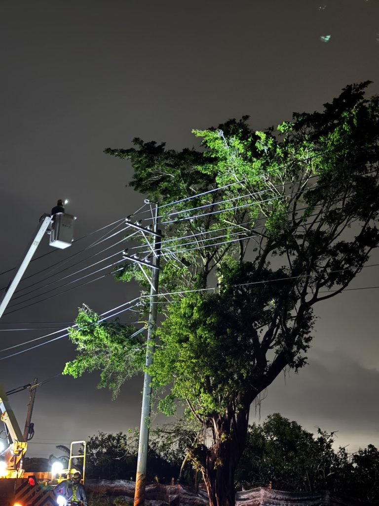 中颱丹娜絲重創台南 台電動員七縣市人力支援 全力搶修拚復電