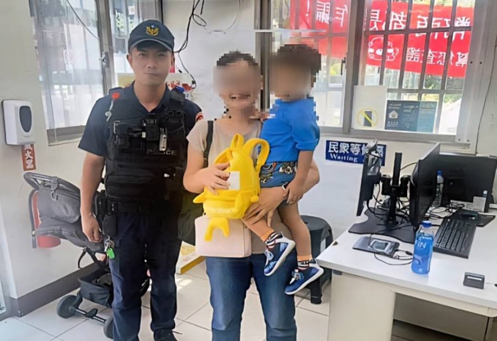 旅客背包遺落在計程車上  大同分局暖警調閱監視器尋獲