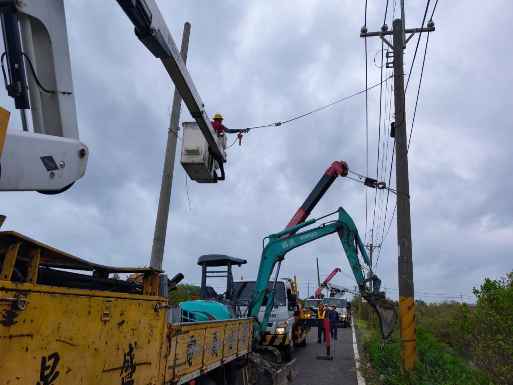 中颱丹娜絲侵襲後 台電動員跨全台15區處人力 全力搶修復電