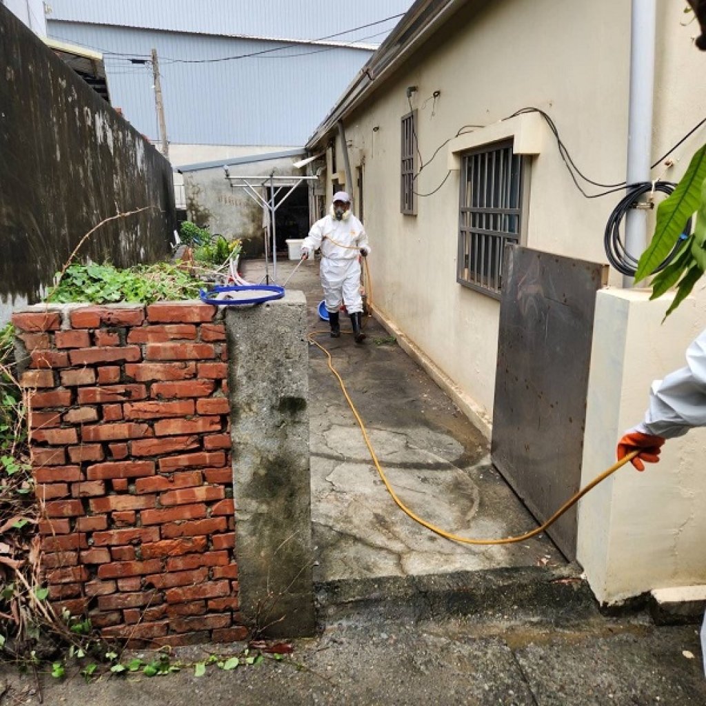 旗津污水爆管致住戶淹水 高市府與國軍協力，出動百人協助住戶復原家園