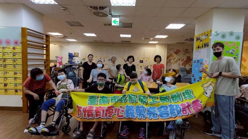 勞工局攜手工會愛心志工義剪 送暖長照機構