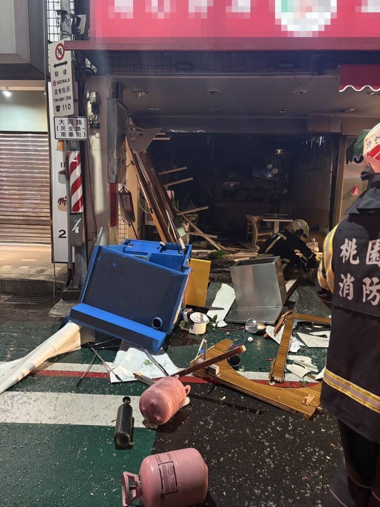 深夜小吃店氣爆 桃警封鎖疏散民眾協助救災