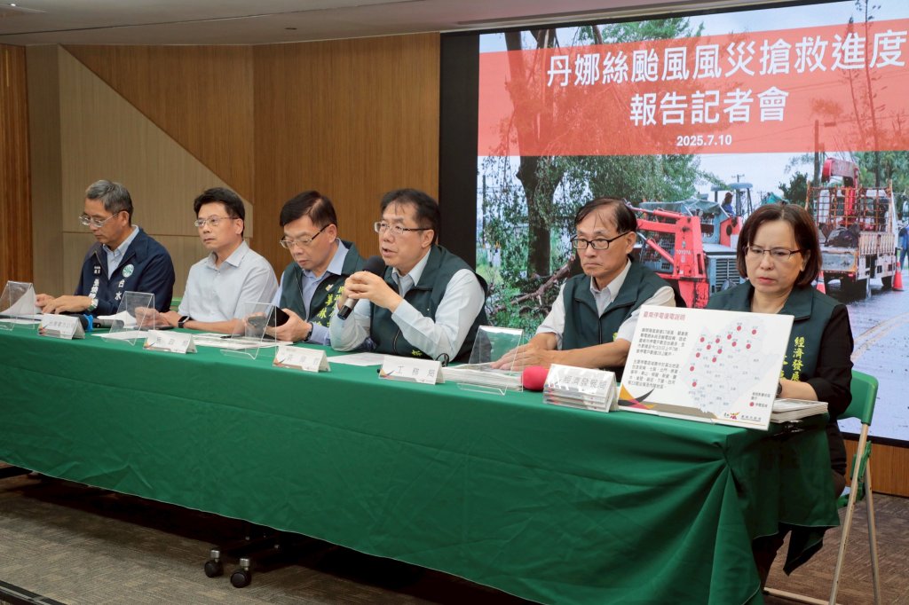 黃偉哲說明丹娜絲風災搶救進度 同時感謝各單位支援並籲防範近期強降雨