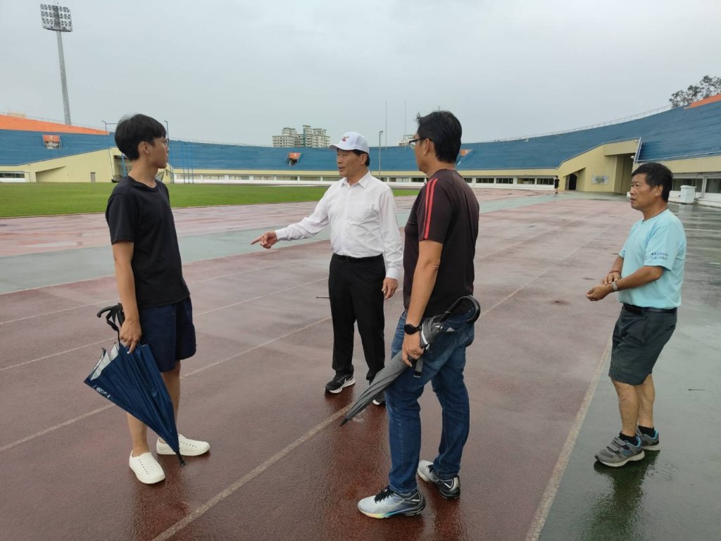 體育局長陳良乾巡視新營地區運動場館搶災進度