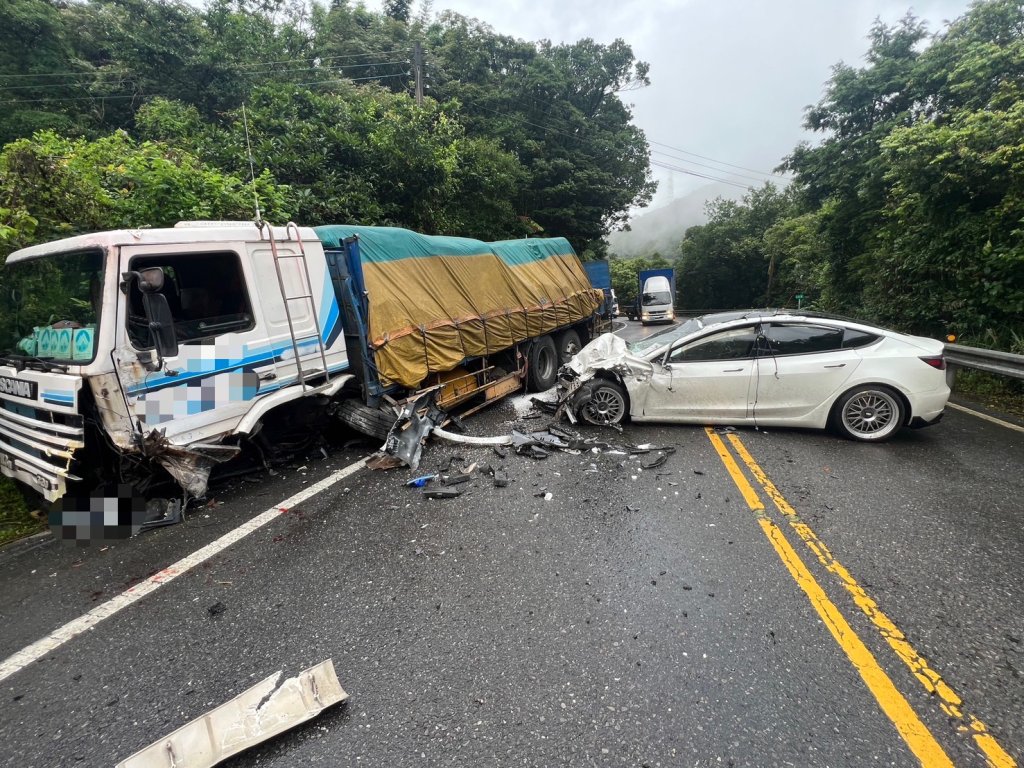 北宜公路自小客疑似打滑撞上大貨車幸無重大傷亡