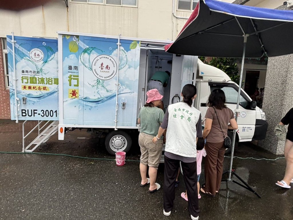 麻豆區公所媒合沐浴車到麻二甲之家 溫暖服務弱勢兒少